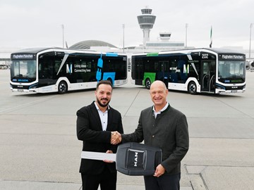 Předávání prvních e-busů MAN mnichovskému letišti